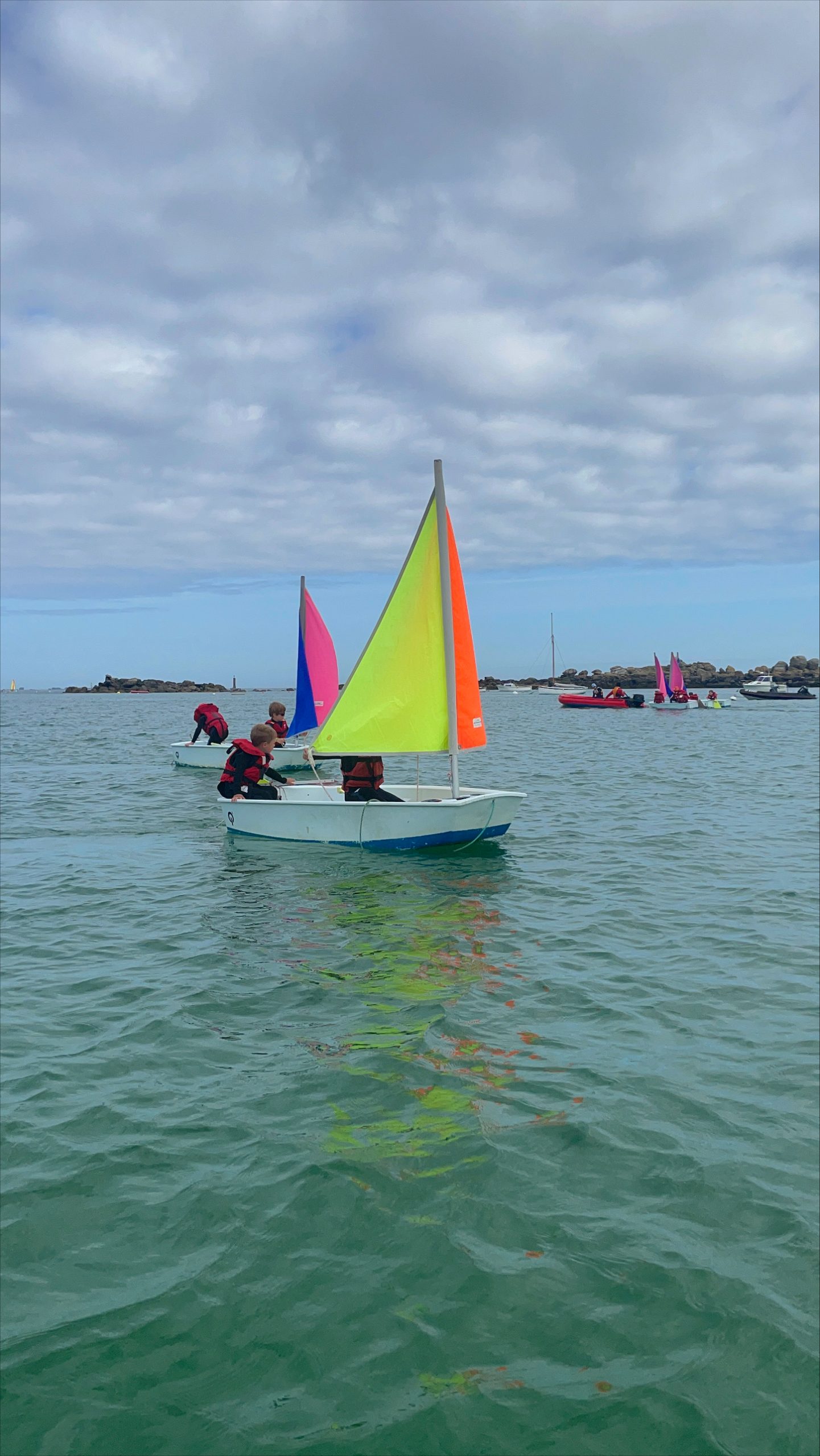 Centre nautique Ploudalmézeau Portsall Vent Ouest Moussaillons voile optimist 